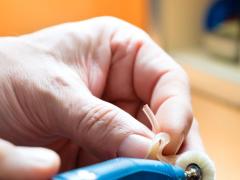 Hörgeräte-Reinigung: So reinigen Sie Ihr