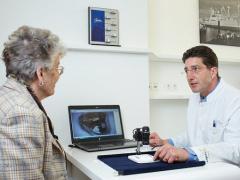 Hörgeräteakustiker: Gehalt, Ausbildung und Karrierechancen