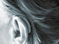 Leichte Schwerhörigkeit: Erste Anzeichen und