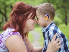 Mütter mit Schwerhörigkeit und Frühgeburten: