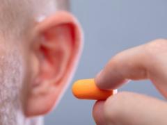 Schwerhörig durch Lärm im Job: