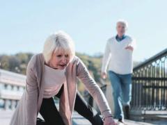 Unbehandelte Schwerhörigkeit verdreifacht Sturzrisiko