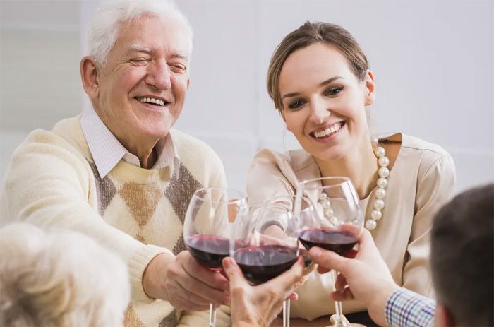 Alkohol in Gesellschaft trinken