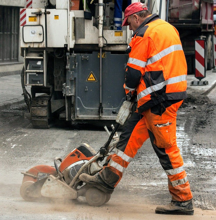 Bauarbeiter ohne Gehörschutz bei Straßenarbeiten