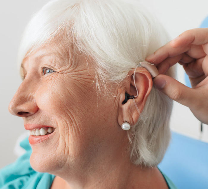 Frau mit Hörgeräten