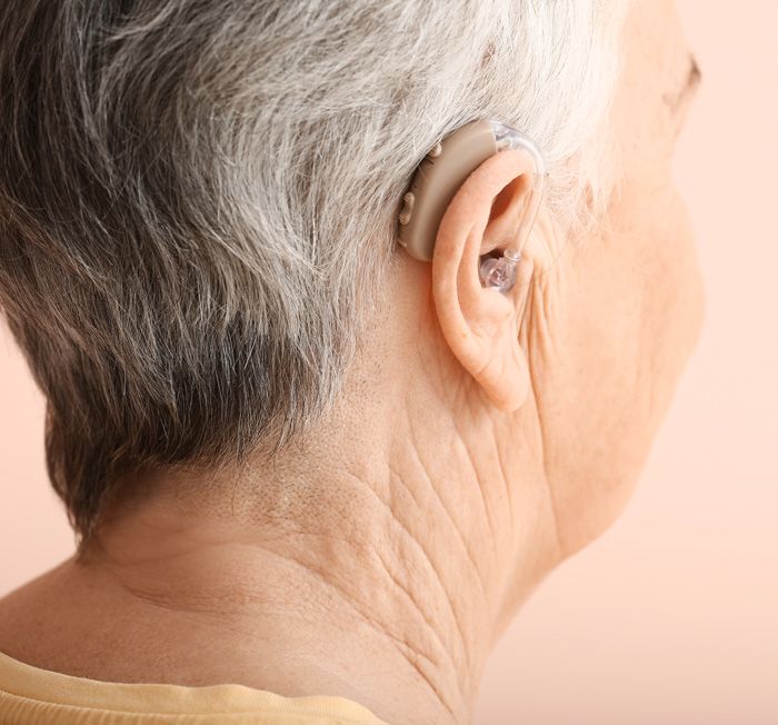 Frau mit Hörgeräten