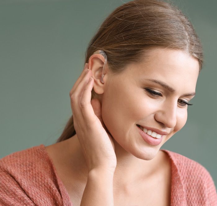 Frau mit Hörgerät modisch