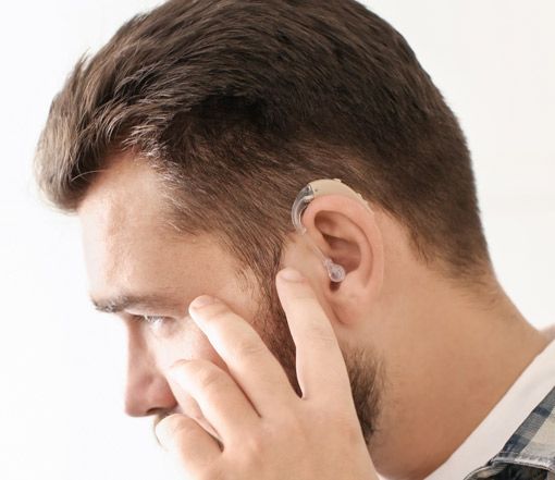 Hörverstärker im Ohr von Mann