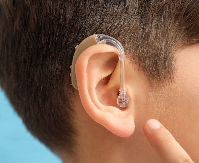 Kinder-Hörgerät Junge