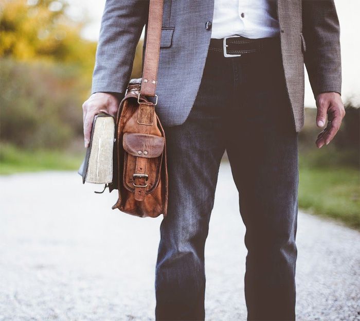 Lehrer auf dem Weg zur Schule