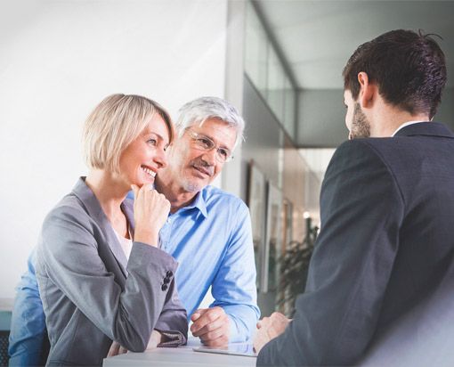 Mann Frau und Hörgeräteakustiker