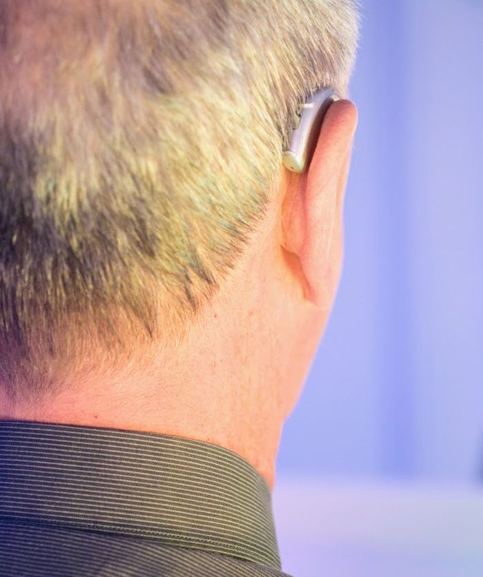 Mann mit Hörgerät