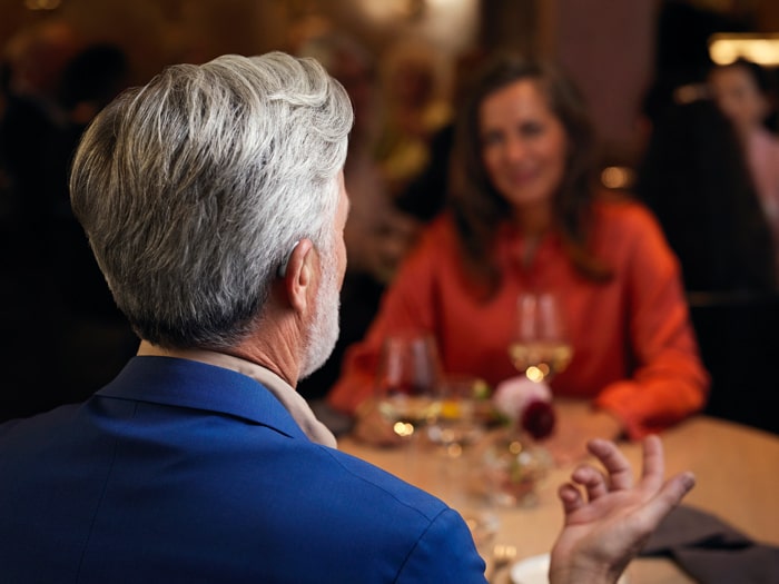 ReSound Man mit Hoergerat in Restaurant