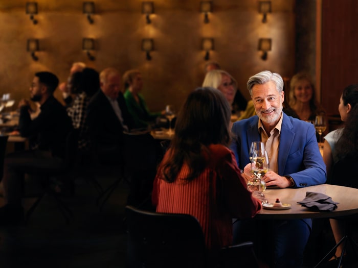 ReSound Mann mit Hoergeraet in Restaurant