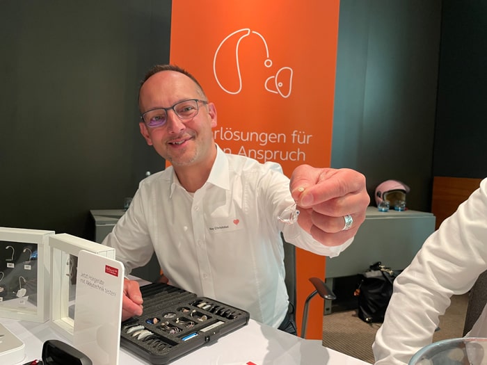 ReSound Mann zeigt Hoergeraet