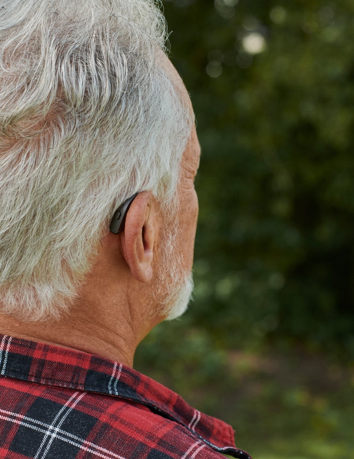 ReSound alter Mann mit schwarzem Hoergeraet