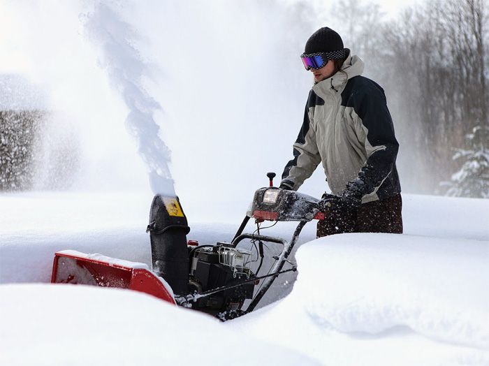 Schneearbeiten Schneefräse