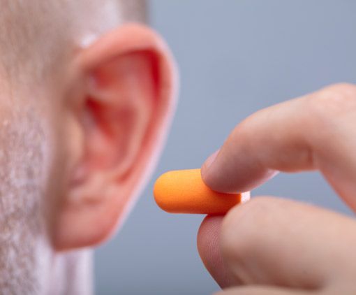 Schwerhörig durch Lärm im Job