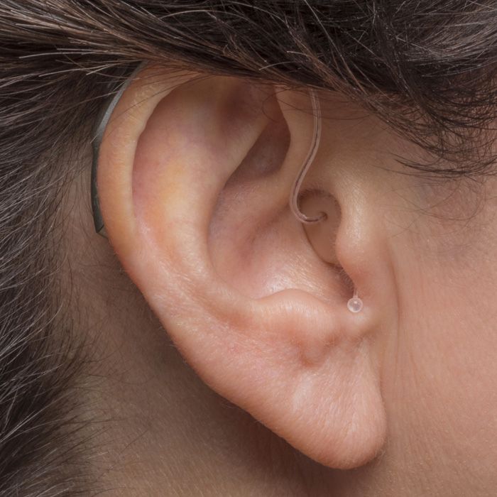 Schwerhörige Frau mit Hörgerät