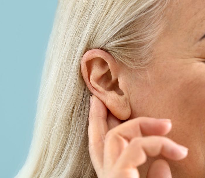 Schwerhörigkeit alte Frau