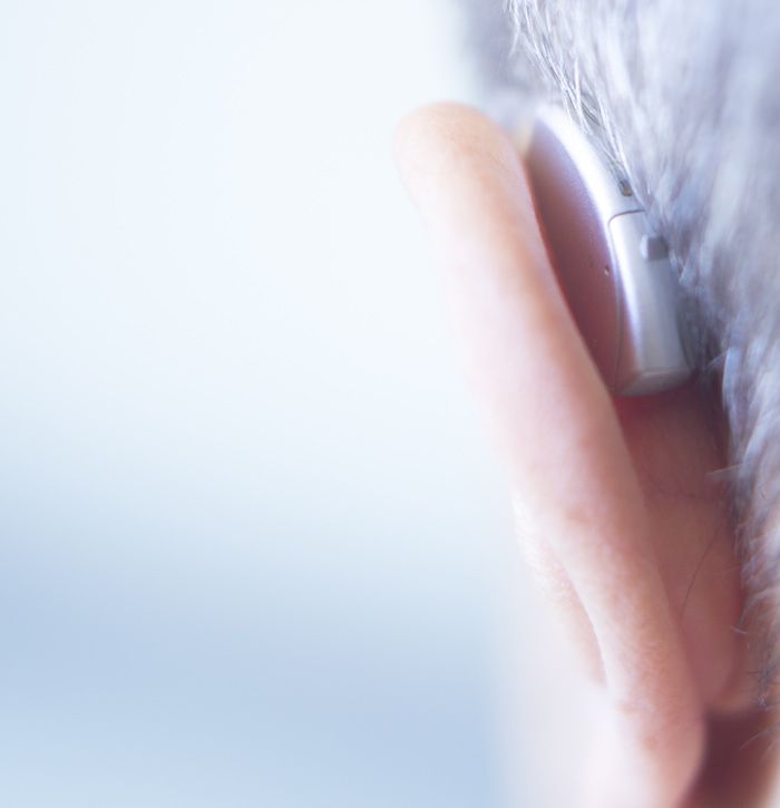 Schwerhörigkeit alter Mann