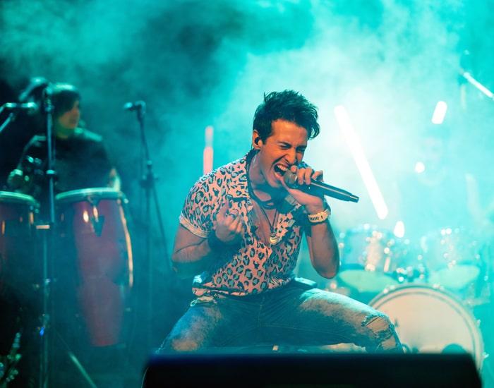 Singende Rocker im Konzert