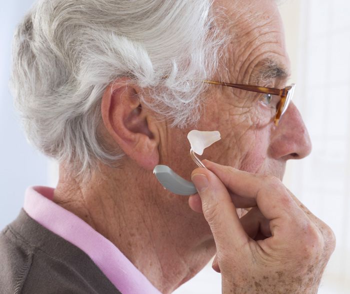 Tinnitus Hörgerät alter Mann