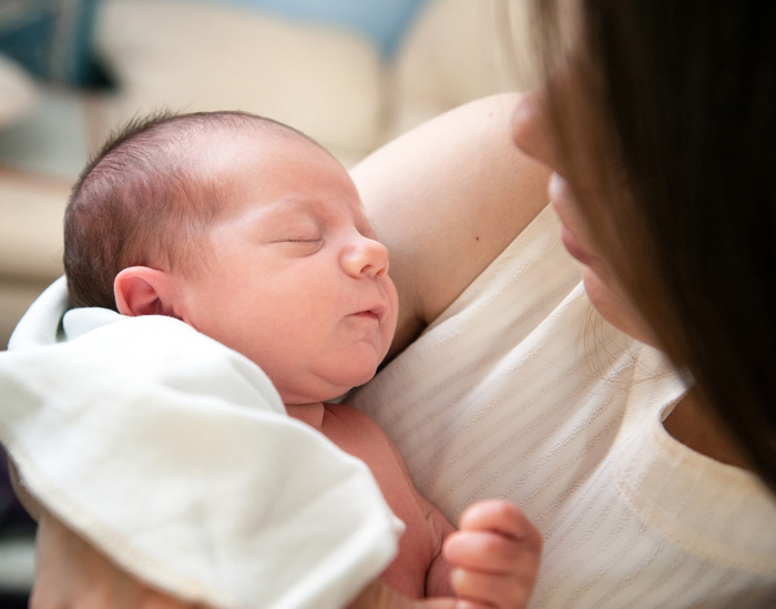 Schwerhörige Frau mit Baby