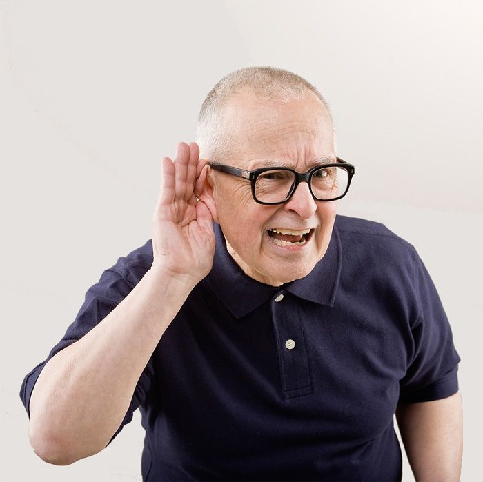 Alter Mann schwerhörig